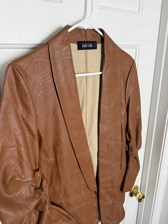 fab'rik Women’s Tan Brown Faux Leather Ruched Sleeve Open Blazer Size Large - Picture 5 of 6